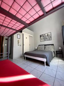 蓬泰代拉Camera Privata con Bagno zona ospedale的一间卧室配有一张床,铺有红色地毯