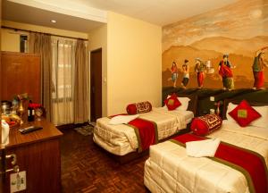 加德满都加德满都生态酒店的酒店客房设有三张床,墙上挂有绘画作品