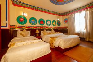 加德满都加德满都生态酒店的一间卧室设有两张床,墙上装饰有装饰