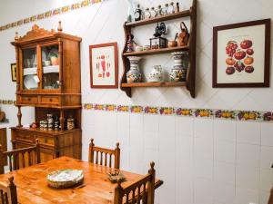 查兹拉德拉谢拉La Casa de Manolo的一间带木桌和橱柜的用餐室