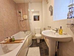 Great SalkeldHighcroft & Windale @ Wetheral Cottages的一间带水槽、浴缸和卫生间的浴室