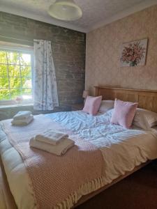 Great SalkeldHighcroft & Windale @ Wetheral Cottages的一间卧室配有一张大床和两条毛巾