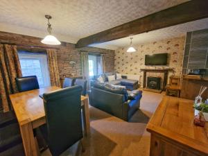 Great SalkeldHighcroft & Windale @ Wetheral Cottages的客厅配有沙发和桌子