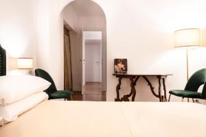 罗马Charme & Chic San Giacomo的卧室配有一张床和一张桌子及椅子