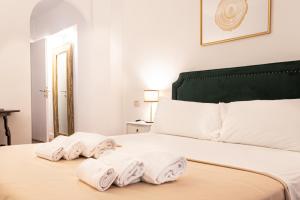 罗马Charme & Chic San Giacomo的一间卧室配有带毛巾的床