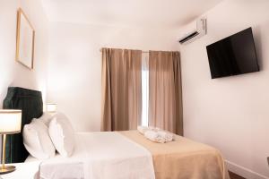 罗马Charme & Chic San Giacomo的酒店客房设有床和窗户。