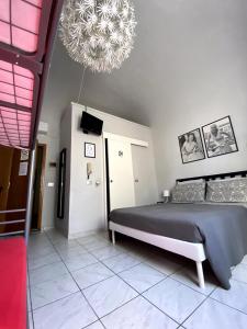 蓬泰代拉Camera Privata con Bagno zona ospedale的一间卧室配有一张大床和一个吊灯。