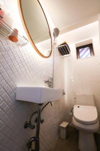 首尔NagNe House Boutique Hanok的一间带水槽、镜子和卫生间的浴室