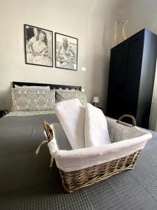 蓬泰代拉Camera Privata con Bagno zona ospedale的一间卧室,床上有带毛巾的篮子