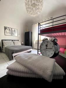 蓬泰代拉Camera Privata con Bagno zona ospedale的一间卧室设有两张床,墙上挂着一个时钟。