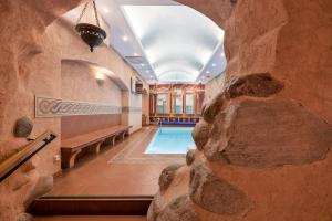 维尔纽斯瑞莱沙托斯思提吉莱堡酒店的石墙中带游泳池的度假屋