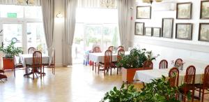 文奇察Restauracja Kargul noclegi的用餐室设有桌椅和窗户。