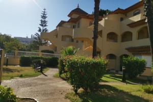 伊斯兰蒂拉Laguna Golf, Hoyo 17, Islantilla的前面有灌木的大建筑