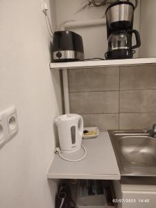 塞纳河畔罗米伊Kate Cosy Delux studio的厨房柜台配有咖啡壶和水槽