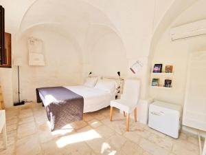 马丁纳弗兰卡Parco della Vigna的卧室配有白色的床和白色椅子