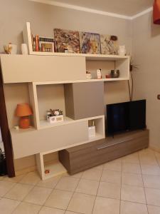 萨萨里Dario's house的一间带电视和书架的客厅