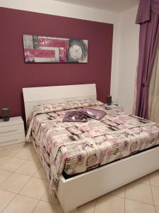 萨萨里Dario's house的一间卧室配有一张床和被子