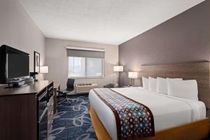 滑铁卢滑铁卢贝蒙特套房酒店的配有一张床和一台平面电视的酒店客房