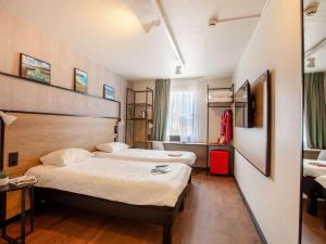 瑟堡宜必思瑟堡拉格拉斯里酒店的酒店客房配有两张床和一张书桌