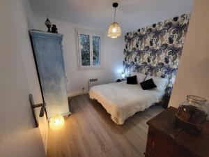Saint-Marc-JaumegardeLe Phoenix de Sainte Victoire的一间卧室设有一张床和蓝白色的墙壁