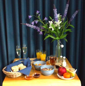 ZurichHarTeluk Afsluitdijk Zurich的餐桌,餐桌上放着食物和饮料,花瓶