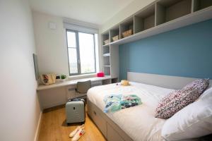 戈尔韦University of Galway Rooms的卧室配有白色床和蓝色墙壁