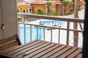 卡亚俄萨尔瓦赫Vista la Gomera 2的享有游泳池景致的阳台