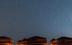 瓦迪拉姆Bedouin Bunch Camp的前沿建筑的星空之夜