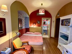 普图伊MuziKafe - Home of Culture的一间带两张床的卧室,位于拱形天花板的房间