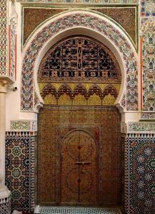 非斯Riad Fès Center的建筑中铺着瓷砖的大木门