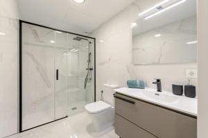 塞维利亚Avanti Murillo, Elegance & Comfort的带淋浴、卫生间和盥洗盆的浴室