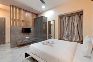 纳西克Freesia Resort by Express Inn的卧室配有带鲜花的白色床