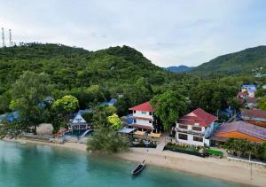 涛岛Hydronauts Diving Resort - Koh Tao的享有海滨小镇的空中景色