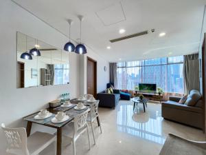 吉隆坡Vortex KLCC Suites by Homestay的客厅配有桌椅和沙发