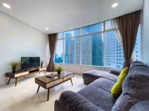 吉隆坡Vortex KLCC Suites by Homestay的带沙发和大窗户的客厅