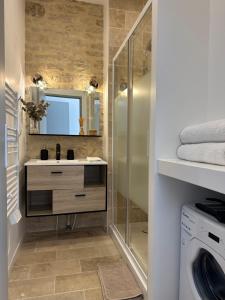 第戎La Cabotte - Confort & Charme au Centre Historique - Balcon sur cour的一间带水槽和镜子的浴室