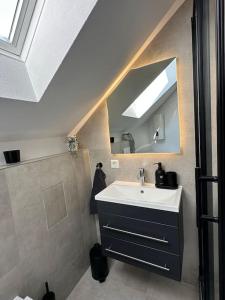 卡尔斯鲁厄Stylisches Apartment in zentraler Lage - mit Klima的一间带水槽和镜子的浴室
