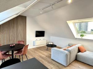 卡尔斯鲁厄Stylisches Apartment in zentraler Lage - mit Klima的客厅配有沙发和桌子