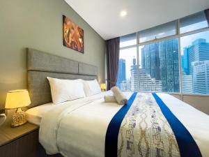 吉隆坡Vortex KLCC Suites by Homestay的一间卧室设有一张大床和大窗户
