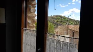 圣费利塞斯Las Abadías的窗户享有山景。