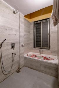 纳西克Freesia Resort by Express Inn的带浴缸和盥洗盆的浴室