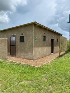 MababeMababe River Campsite的一座大建筑,在院子里设有两扇门