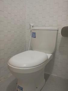 BangliGinastro Hom的浴室设有白色卫生间和墙壁