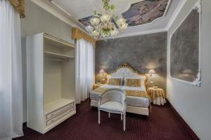 威尼斯保萨尼亚酒店的一间卧室配有一张床和一个吊灯