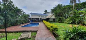 苏瓦Nasese paradise的庭院中带游泳池的房子