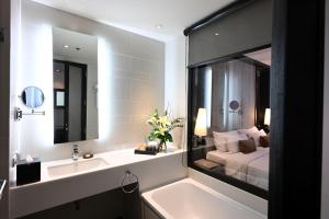曼谷曼谷素坤逸 15 号瑞享酒店的一间带床、水槽和浴缸的浴室