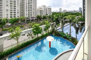 胡志明市Royal State - The Ascentia Phu My Hung的从公寓的阳台可欣赏到游泳池的景色