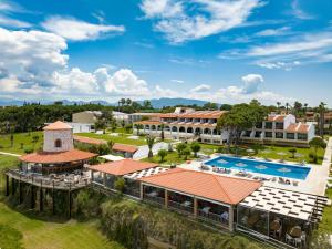 尼福雷伊卡宝林海滩酒店的享有度假村空中景致,设有游泳池