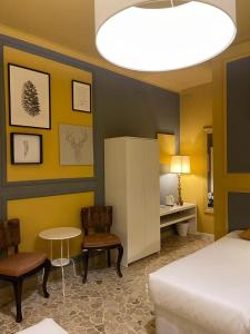博洛尼亚Central Suite Bed&Breakfast的卧室配有一张床和一张桌子及椅子