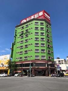 花莲市花莲洄澜窝青年旅舍的绿色建筑,上面有标志